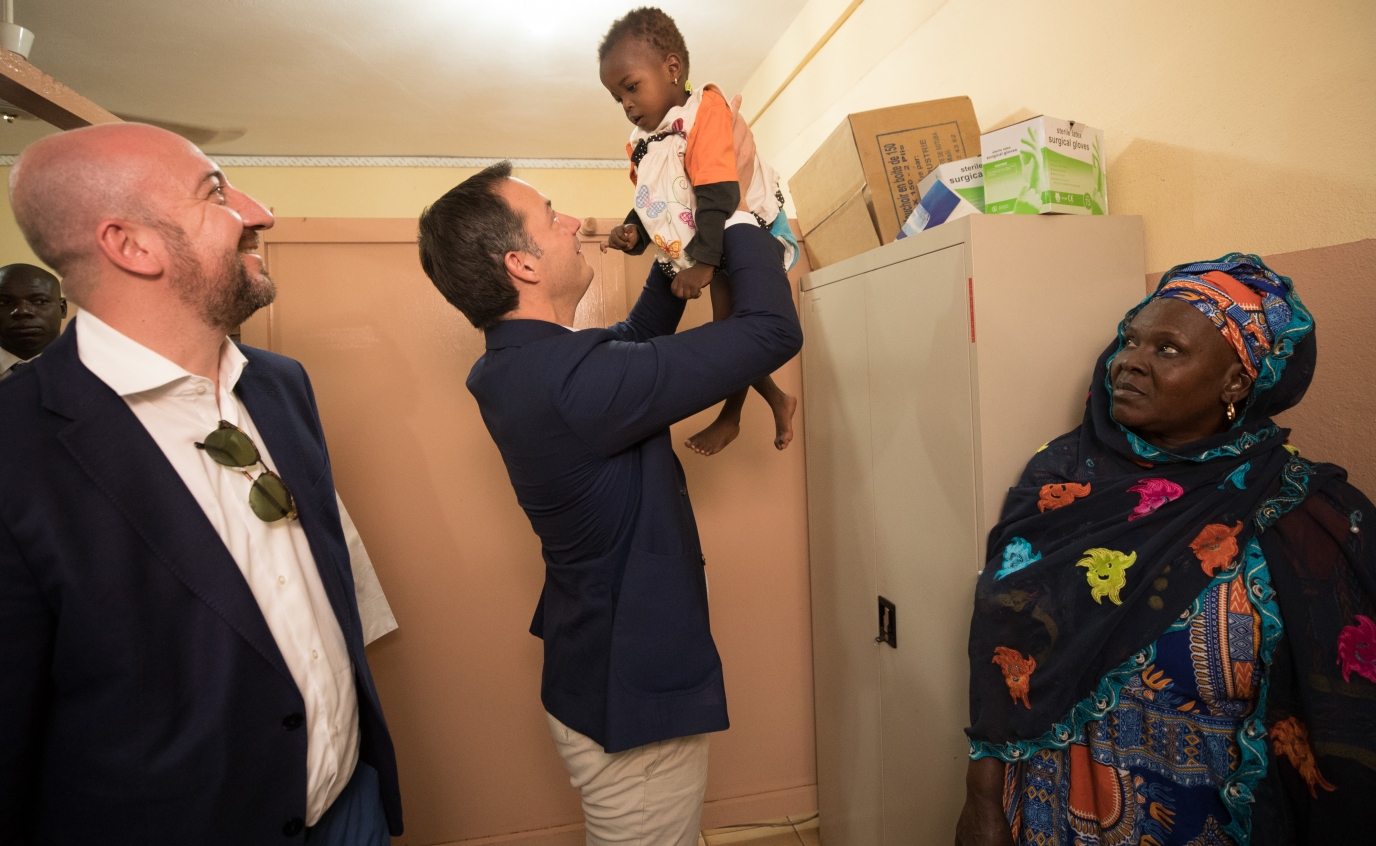 Visite avec le vice-Premier ministre et ministre de la Coopération au Développement Alexander De Croo, d’un projet de Handicap International dans le domaine de l’impression 3D de membres.