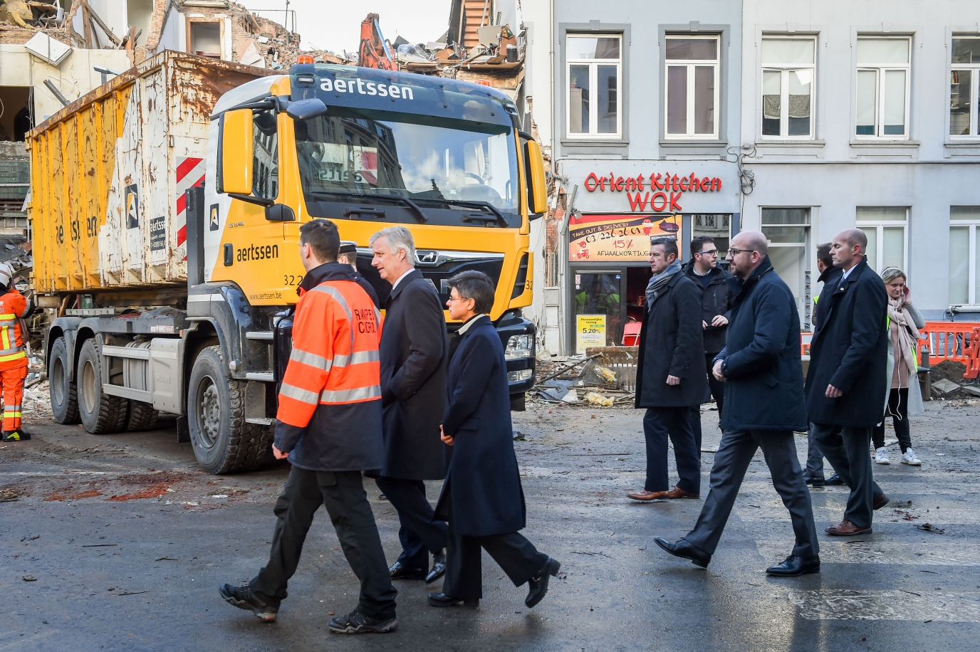 Le Roi Philippe et le Premier ministre Charles Michel à la rencontre des sinistrés de l’explosion du Paardenmarkt à Anvers. Ils saluent le travail des services de secours.