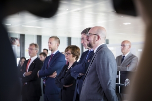 Charles Michel und Jan Jambon gratulieren Catherine De Bolle am Sitz von Europol in Den Haag