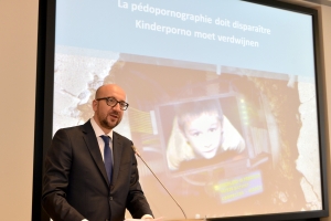 Rondetafelgesprek over het thema kinderpornografie in aanwezigheid van Hare Majesteit