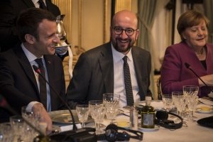 Emmanuel Macron, Charles Michel und Angela Merkel