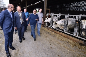 Heute Morgen beim Besuch eines Bauernhofs in Corroy-le-Grand mit Minister Willy Borsus.