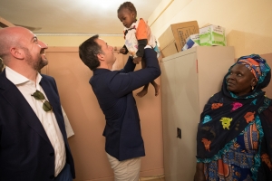 Visite avec le vice-Premier ministre et ministre de la Coopération au Développement Alexander De Croo, d’un projet de Handicap International dans le domaine de l’impression 3D de membres.