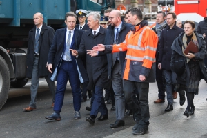 Le Roi Philippe et le Premier ministre Charles Michel à la rencontre des sinistrés de l’explosion du Paardenmarkt à Anvers. Ils saluent le travail des services de secours.