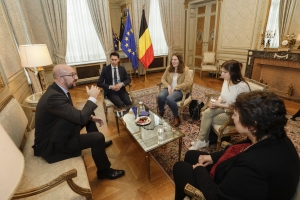 Rencontre avec Eléonor Sana et sa guide Chloé. Les deux sœurs sont devenues les premières athlètes à décrocher une médaille féminine pour la Belgique aux Jeux Paralympiques de Pyeongchang (Corée du Sud).