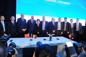 Signature officialisant les investissements d’Alibaba à Liège