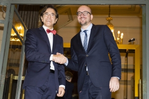 Handshake tussen de heer Elio Di Rupo en de heer Charles Michel