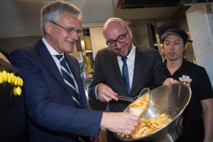 Political and economic mission to Japan: meeting with All Nippon Airways, decoration ceremony at the Belgian Embassy, inauguration of "fritkot" Pommeke, opening of the seminar on Japanese investments in Belgium,…