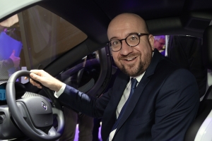 Premier Charles Michel in een auto op het Autosalon