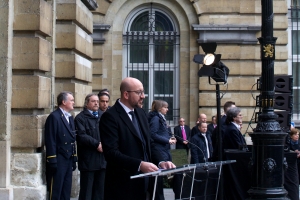 Hulde aan de slachtoffers van de terreuraanslagen, in aanwezigheid van de Koning en de Koningin, de federale en deelstaatregeringen, de leden van Kamer en Senaat, en de voorzitters van de deelstaatparlementen