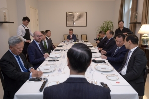 Officieel bezoek in China : werklunch  met Chinese  ondernemers