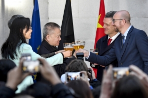 Officieel bezoek in China :  receptie naar aanleiding van de 45ste verjaardag van de diplomatieke betrekkingen tussen China en België